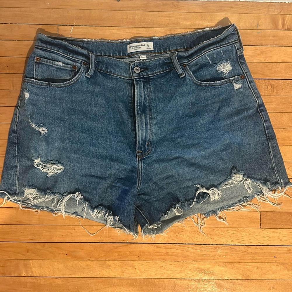 Abercrombie 4in Curve love Mom shorts